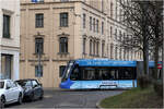 Tramverkehr um das Maxmonument -     Nach der Umfahrung auf dem Ringgleis um das Maxmonument biegt Siemens Avenio 2518 der Linie 16 zum Romanplatz in die südliche Thierschstraße ein.
