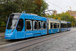 Eine der zwei Jubiläumstrams auf der Maximilansbrücke am Tag zum 150 Geburtstag der Münchener Straßenbahn.
