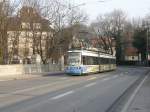 Eine Tram der Linie 17 fhrt am 7.2.09 ber die Max-Joseph Brcke.