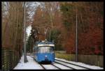 Der P-Wagen 2028 mit zugehrigem Beiwagen nimmt am 7.12.2010 Kurs auf die Haltestelle Grnewald Parkplatz.