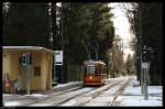 Wagen 2924 passiert die Haltestelle Grnwald, Parkplatz. 07.12.2010