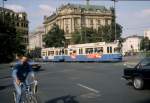 Mnchen MVV Tram 18 (M4.65 2433 + m4.65 3403) Lenbachplatz / Brse im Juli 1992.