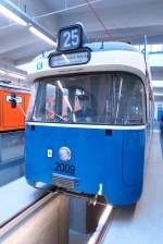 Strassenbahn Museum in München mit P-Wagen 2009. Hier kann man in den Graben hinuntersteigen und  den Wagen mal von unten bestaunen. 20.12.2015.