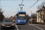 Über die Kuppe -

Die Brücke über den Nymphenburgkanal ergibt im Straßenverlauf eine Kuppe. Straßenbahn im Bereich der Haltestelle Schloß Nymphenburg.

München, 16.03.2015 (M)