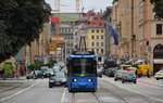 Eine Tram des Types R 2.2 im Redesign ist als Linie 38 (Hochschule München - Effnerplatz) unterwegs auf der Maximilianstraße und wird in Kürze die Haltestelle Maxmonument erreichen.
München, Maxmonument, 12. August 2016