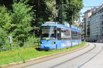 Auch Straßenbahnen brauchen manchmal ihre Grünflächen um sich zu erholen...
...so wie der Triebwagen mit der Nummer 2129 der auf der Linie 38 (Effnerplatz - Hochschule München) unterwegs ist und sich auf der Lerchenfeldstraße befindet.
München, Lerchenfeldstraße, 14. August 2016