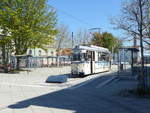 Tw 37 als Linie 4 zum Salztor, am 22.04.2019 am Hauptbahnhof in Naumburg (Saale).