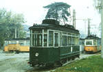 18. Oktober 1986: Die Naumburger Straßenbahn befindet sich seit dem 29. Januar dieses Jahres in einer  Schöpferischen Pause . Vor dem Depot träumen mehrere Fahrzeuge von kommenden besseren Zeiten. Diese kamen, entgegen aller Hindernisse und Unkenrufe, mit der Wiedereröffnung als Ringbahn am 24. Juni 1987. Vorn steht der historische Lindner Tw 17, damals als Arbeitswagen im Einsatz. Einige politische Hü- und Hott-Phasen später erlebte dieser Veteran dank eines treuen Stammes fleißiger Helfer und spendabler Gönner seinen zweiten Frühling. Ich bin zum 127. Geburtstag der Bahn am 21.09.2019 mit ihm gefahren und durfte das  Straßenbahn-pur-Gefühl  genießen. Danke, dass es die  Wilde Zicke  noch gibt!