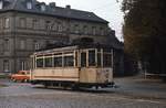 Straßenbahn Naumburg: Der heutige Museumstriebwagen 17 ist im Oktober 1980 als Planfahrzeug in der Innenstadt unterwegs