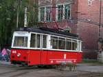 Wagen 23 der Naumburger Strassenbahn. Die historischen Tramwagen verkehren zur Zeit nur als Sonderfahrt zwischen Depot und der Haltestelle Vogelwiese. Es bleibt zu hoffen, dass irgendeinmal wieder der DB-Bahnhof Naumburg erreicht wird. Viel Erfolg wnsche ich dem Team der Naumburger Ringbahn.(06.08.2005)