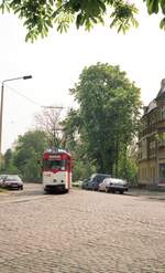 Straßenbahn Naumburg/Saale__Tw 33 [T57; VEB Gotha 1958; ex Frankfurt/O ex Gotha; ab 2003 abgestellt, 2007 an Chemnitz] nahe Betriebshof.__30-04-2000 