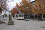 Tw 37 der Naumburger Straßenbahn als Linie 4 zum Salztor, am 12.11.2023 am Hauptbahnhof Naumburg (Saale).
