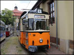 Blick am 22.06.22026 durch das Gittertor an der Naumburger Wagenremise auf den historischen Triebwagen 38.
