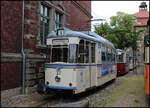 Blick am 22.06.22026 durch das Gittertor an der Naumburger Wagenremise auf den historischen Triebwagen 37.
