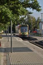 Das habe ich auch noch nicht vor die Linse bekommen, der Hybridstraßenbahnwagen der Nordhäuser Straßenbahn Wagen 202 steht in Niedersachswerfen auf Gleis 1 und wartet auf die Passage des Triebwagens der HSB 187 016-1, der nach Hasselfelde unterwegs ist. 16.9.2017