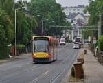 Tw107 fährt die Stolberger Straße zum Harzklinikum hinauf.