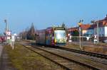 Combino Duo Nr. 201 passiert am 15.02.2015 den Bahnübergang in der Hesseröder Straße in Nordhausen.