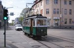 Historischer Triebwagen 23 der Verkehrsbetriebe Nordhausen (Bj. 1934, Waggonfabrik Wismar) auf Sonderfahrt in der Rautenstraße, Straßenbahn Nordhausen mit Spurweite 1000mm, fotografiert in Nordhausen am 28.04.2012