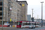 Straßenbahn 1002 in Nürnberg fährt auf die Haltestelle vor dem Hauptbahnhof Nürnberg zu. Das große Postgebäude links wird zur Zeit abgerissen. Hier ensteht ein Hotel mit zwei Türmen. 10.02.2018