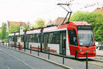 29. April 2004, Nürnberg, Straßenbahnzug 1116 der Linie 8 an der Haltestelle Marientor. 