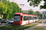 29. April 2004, Nürnberg, Straßenbahnzug 1116 der Linie 8 im Laufertorgraben. 