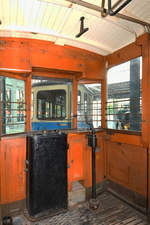 Führerstand des ehemaligen Arbeitswagen  A80  der Straßenbahn Nürnberg aus dem Jahr 1926. (Verkehrszentrum des Deutsches Museums München, August 2020) [Genehmigung liegt vor]