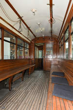 Der Fahrgastraum der 1926 gebauten und zuletzt als Arbeitswagen  A80  eingesetzten Straßenbahn. (Verkehrszentrum des Deutsches Museums München, August 2020) [Genehmigung liegt vor]