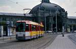 TW 370 der Nürnberger Straßenbahn auf der Linie 6 vor dem Hauptbahnhof, 25.05.1985.