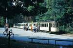 Straßenbahn Nürnberg__Zug der Linie 3 hinter der Sonderfahrten-Linie 17 mit Tw 867 [2x,  MAN/SSW,1929] in der Endschleife am Tiergarten.__Sommer 1983