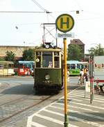 Straßenbahn Nürnberg__Historischer Tw 876 [MAN/SSW, 1935} vor dem Opernhaus, auf dem Richard-Wagner-Platz. Haltestelle nur noch für Sonderfahrten.__07-1983 