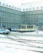Straßenbahn Nürnberg__Tw 910 [DUEWAG/SSW, 1940, Dt. Einheitswagen; von 1976 bis 1980 agbestellt] auf dem Richard-Wagner-Platz vor dem Sigmund-Schuckert-Haus.__Jan. 1985
