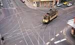 Straßenbahn Nürnberg__Eine Straßenbahn-Kreuzung wie im Bilderbuch. Allersberger, Schweigger- und Wölckernstr. treffen hier in der Südstadt aufeinander. Der historische Tw 877 [MAN/SSW,  1935] als Linie 2 biegt von der Allersberger in die Schweiggerstr. ein. Modal split 100 % SPNV !__1988/89