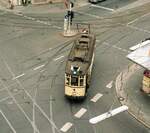 Straßenbahn Nürnberg__Historischer Tw 877 [MAN/SSW,1935] als Linie 2 vom Dutzendteich kommend biegt von der Schweigger- in die Allersberger Straße Richtung _Hbf.