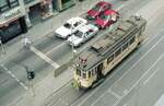 Straßenbahn Nürnberg__Historischer Tw 877 [MAN/SSW,1935] als Linie 2 vom Dutzendteich kommend an der Haltestelle Schweigger-/Allersberger Straße.__1988/89