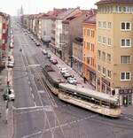 Straßenbahn Nürnberg__Straßenbahn-Kreuzung Allersberger, Schweigger- und Wölckernstraße in der Südstadt. Am Horizont schwach zu erkennen Turm der Christuskirche und der Gaskessel. Zug der Linie 8 biegt in die Wölckernstr. ein.__1988/89