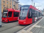 Straßenbahn Nürnberg  Avenio  2007 auf der Linie 5 zum Tiergarten am Hbf neben Tw 1110, 30.10.2023.