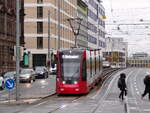 TW2007 / Siemens Avenio der VAG Nürnberg erreicht grade die Straßenbahn Haltestelle Marientunnel auf der Linie 11 am 31.3.2026