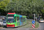 Grünes -    Farblich ansprechende Straßenbahn am Nürnberger Neutorgraben.