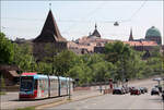 An der Nürnberger Altstadt -    Eine  CityBahn -Straßenbahn an der Steigungstrecke nach der Haltestelle Hallertor.