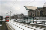 Am Doku-Zentrum -

Am 12. Dezember 2002 wurde die 1150 m lange Neubaustrecke zum Doku-Zentrum eröffnet. Damit wurden die beiden Linien 6 und 9 miteinander verbunden, die Straßenbahnwagen wechseln hier dann die Lininennummer. 

05.03.2006 (M)
