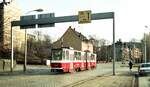 Straßenbahn Plauen__Tw 212 [KT4DM, CKD 1983;+ 2005] auf Linie 5 Richtung Südvorstadt bei der Haltestelle Bickelstraße.__03-02-1990