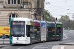 POTSDAM, 26.10.2017, Wagen 422 als Tramlinie 94 nach Schloss Charlottenhof bei der Einfahrt in die Haltestelle Platz der Einheit / West