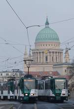 Potsdam, Lange Brücke. Eine Begegnung der zwei Tatra KT4DMC Traktionen. Die Aufnahme stammt vom 15.02.2018. 