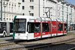 ViP-Verkehrsbetrieb Potsdam GmbH mit der Stadler Variobahn  Wagen 423 ''Luzern'', hier auf der Linie 94. Potsdam, Platz der Einheit/West im Juni 2022.