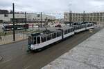 VIP Potsdam mit der Tatra KT4D '152 & 252', auf der Linie 93 und erreicht soeben Potsdam Hauptbahnhof. Potsdam im Februar 2024. (Straßenbahn)