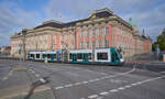 Wagen 405 der Verkehrsbetriebe in Potsdam war am 06.10.2025 als Linie 92 auf dem Weg von der Kirschallee zum Hauptbahnhof. Vor dem Landtag begegnete er dem erstgelieferten Combino Tw 401.
