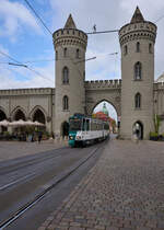 Am 06.10.2025 waren die Potsdamer KT4D 148 und 158 als Linie 96 vom Campus Jungfernsee zur Marie-Juchacz-Straße unterwegs. Gerade wird das Nauener Tor durchfahren.