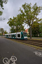 Potsdam war die erste Stadt, die den Combino von Siemens eingesetzt hat. Im Jahr 2025 waren die ersten Fahrzeuge bereits 27 Jahre unterwegs. Etwas jünger ist Wagen 408, der am 06.10.2025 gerade die Haltestelle Waldstraße / Horstweg in Richtung Bisamkiez verlassen hat. 