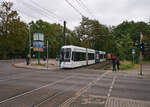 Wagen 428 der Verkehrsbetriebe in Potsdam war am 06.10.2025 auf Linie 93 von Rehbrücke zur Glienicker Brücke unterwegs.  Gerade wurde die Haltestelle Am Moosfenn verlassen.