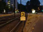 Auch die Straenbahn haben Langsamfahrstellen, hier am Johannes-Kepler-Platz in Potsdam. Aufgrund von Streckenbauarbeiten muss die Straenbahn zur Haltestelle fahren und dann ber die Weiche zurck setzen. Aufgenommen am 31.05.08 gegen 22:00.